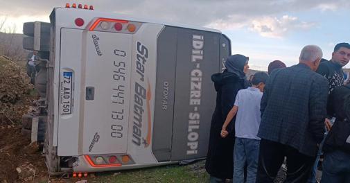 Mardin’de yolcu midibüsü devrildi: 21 yaralı