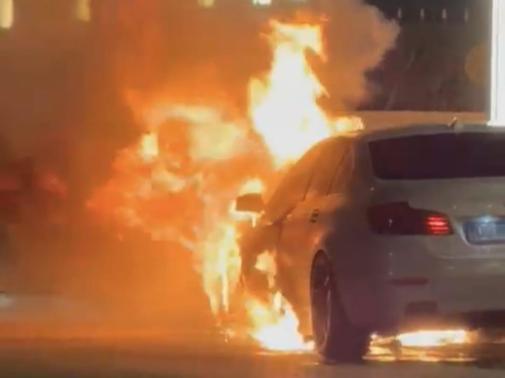 Alev alan otomobile, balkondan hortumla su sıktı; o anlar kamerada