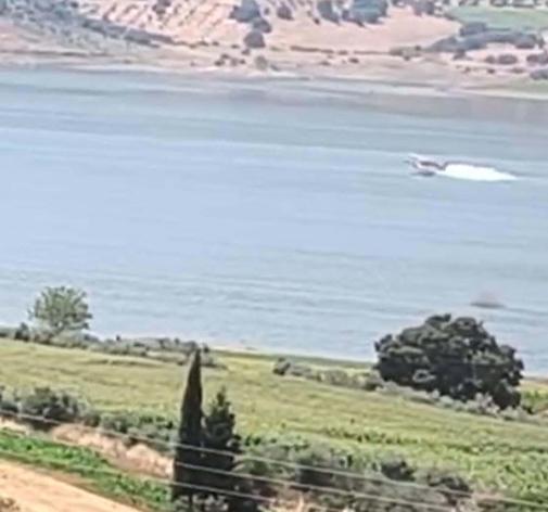 Göletten su alıp, tekrar havalanamayan yangın söndürme uçağının iniş anı kamerada