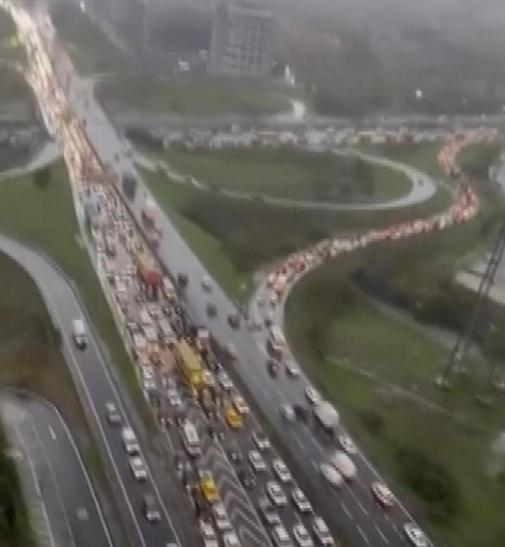 İstanbulda sağanak etkili oluyor; yollar göle döndü