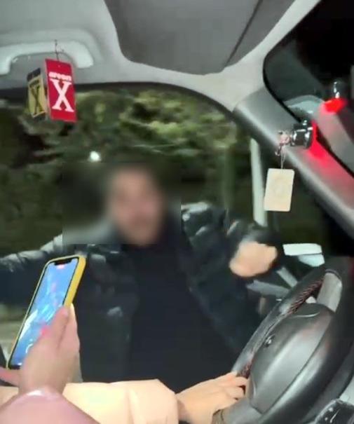 Seyir halindeki aracın sürücüsü kapıyı açıp dans ederken yola düştü