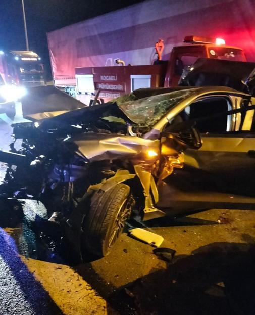 Otoyolda TIR, çekici ile otomobile çarptı: 2 ölü, 2 yaralı