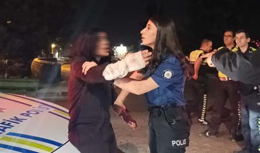 Otomobiliyle ters yöne giren sürücü polise direnip, gazetecilere tükürdü
