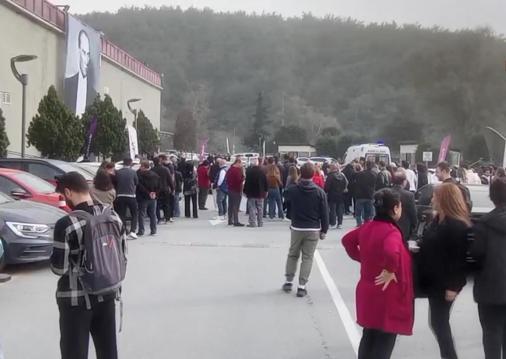 TV binasına silahla girdi; özür dilenmesini istedi