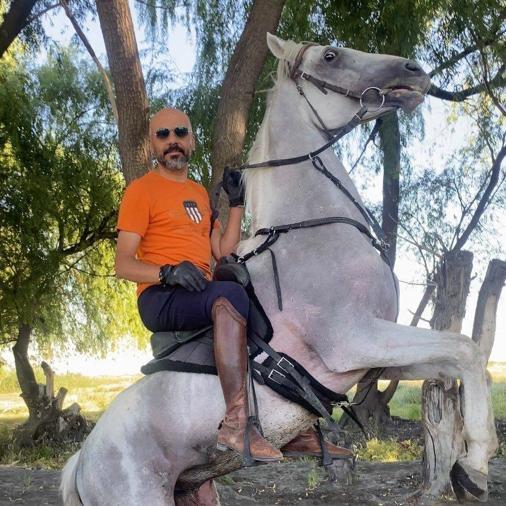 Atla elektrik direğine çarptı; hayatını kaybetti