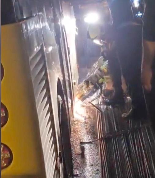 Fatihte inşaat demiri İETT otobüsünün altını delerek içeri girdi; yolcu yaralandı