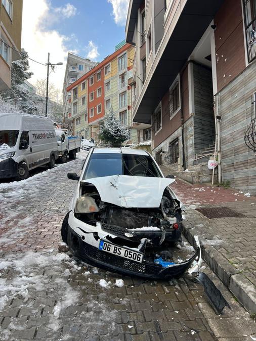 Kağıthane’de karlı yolda kayıp 5 araca çarptı; motokurye ölümden döndü taksici alkollü çıktı