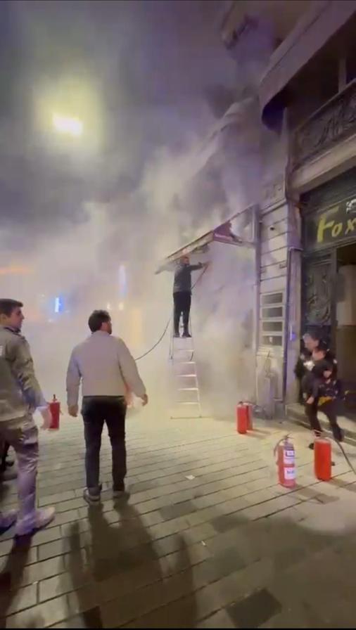 Beyoğlunda büfede çıkan yangın söndürüldü; mahsur kalan çocuk kurtarıldı