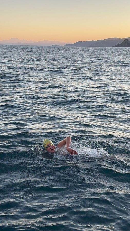 Bodrumlu açık su yüzücüsü Aysu Türkoğlu, Cook Boğazı geçişine başladı