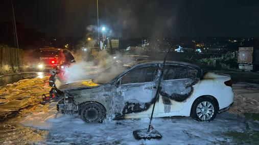 Avcılar’da oto galeriye ait park halindeki otomobiller alev alev yandı