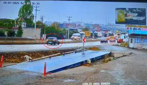 Park halindeki TIR ile elektrik panosuna çarpan otomobilin sürücüsü ağır yaralandı