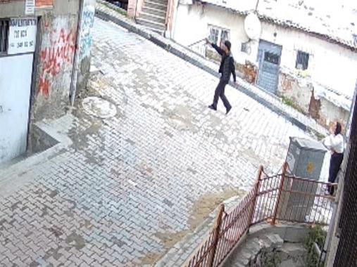 Kağıthane’de eşinin sokak ortasında silah çekip darbettiği kadın, Polis çağırın diye ağladı