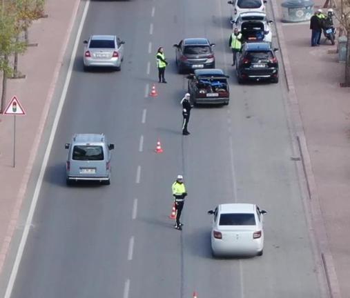 Polisi görünce, otomobilin yolcu koltuğuna geçen sürücüye 19 bin TL ceza