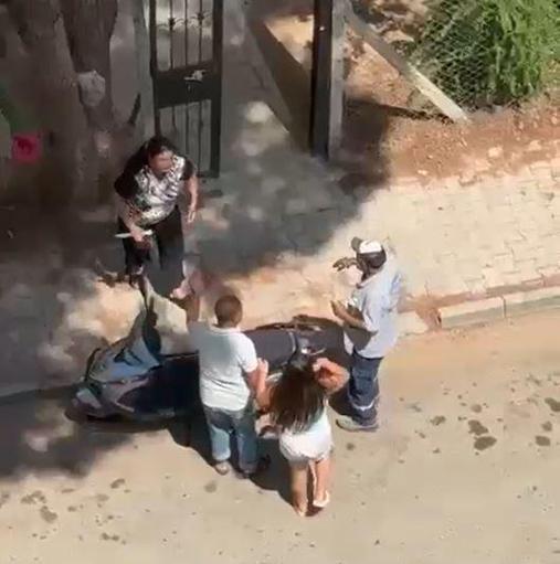 Kızına, kendilerini terk eden babasının fotoğrafını tabletin ekranına koyunca saldırmış