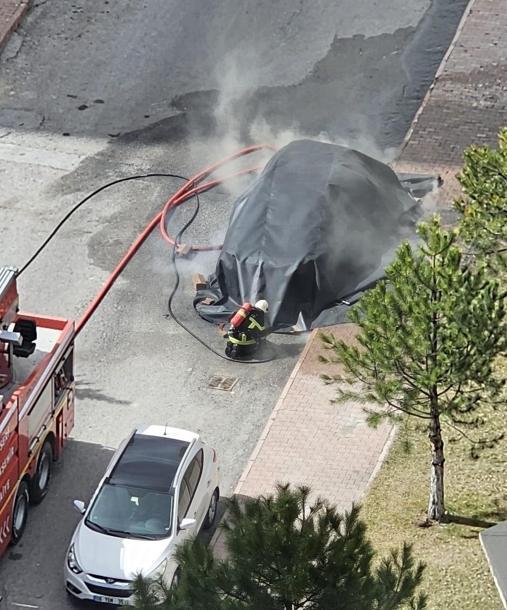 Alev alan elektrikli otomobile, yangın battaniyesi ile müdahale