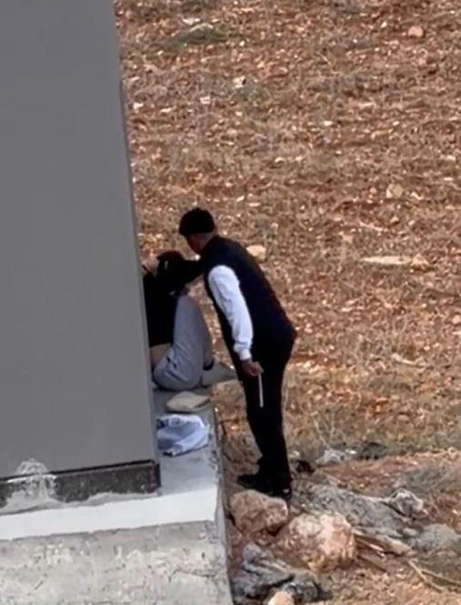 Adanada tartıştığı kadını çantayla darbetti; o anlar kamerada