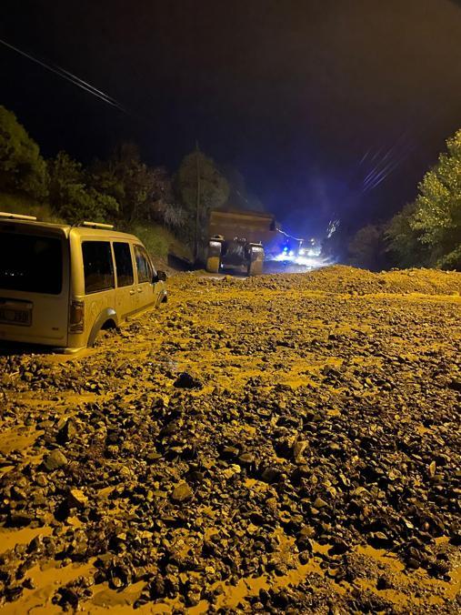 Kastamonuda sağanak hayatı felç etti; yıldırım düştü