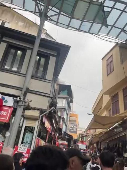 Bursada 4 katlı iş merkezinin çatı katında yangın