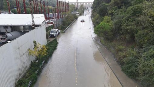 Eyüpsultan’da yağışın ardından göle dönen yol havadan görüntülendi