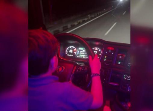 7 yaşındaki oğluna TIR kullandırıp, görüntüleri sosyal medyada paylaştı