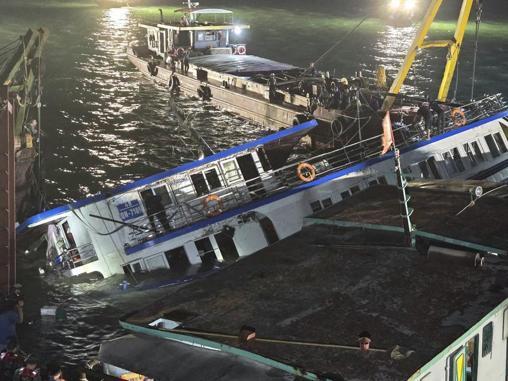 Vietnamda tur teknesi alabora oldu: 37 ölü