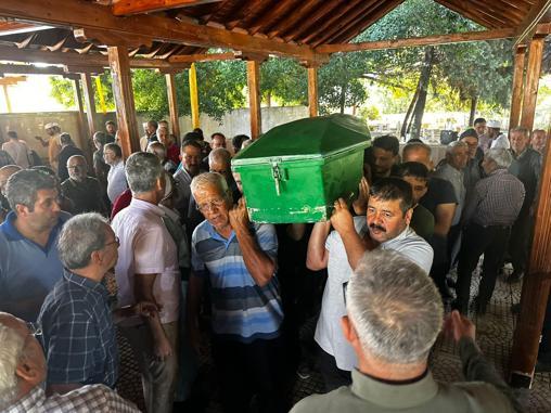 Mersin’de şarampole yuvarlanan minibüste ölen 3 kişi toprağa verildi