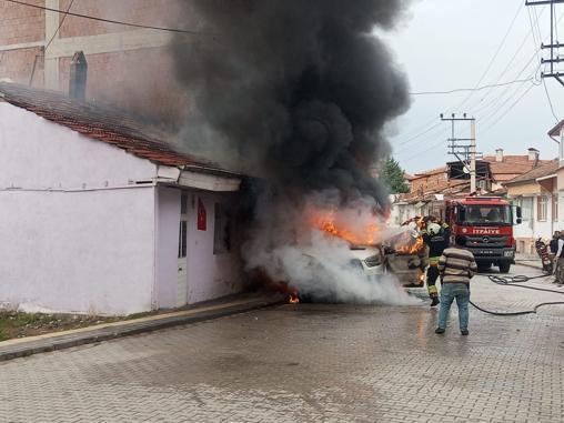 Minibüste çıkan yangında 2 bina zarar gördü