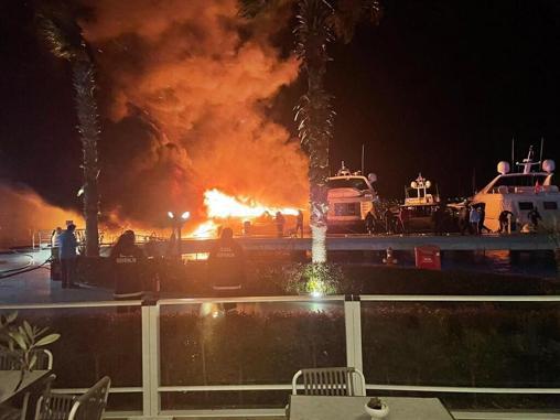 Bodrumdaki yat yangını sonrası temizlik ve enkaz kaldırma çalışması başlatıldı