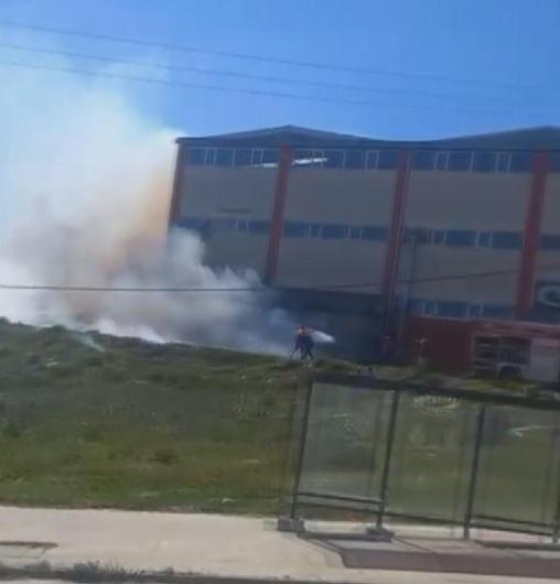 Arnavutköy’de fabrika deposunda başlayan yangın, otluk alana sıçradı