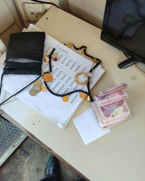 Otobüste düşürülen altın dolu cüzdan sahibine teslim edildi