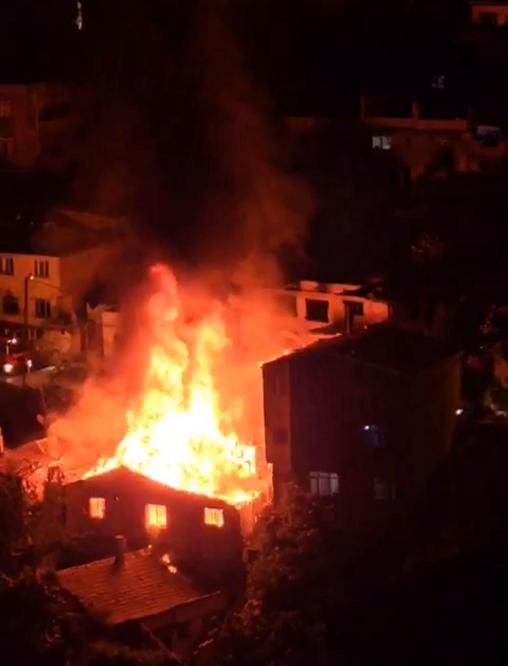 Gaziosmanpaşada 4 gecekondu alevlere teslim oldu