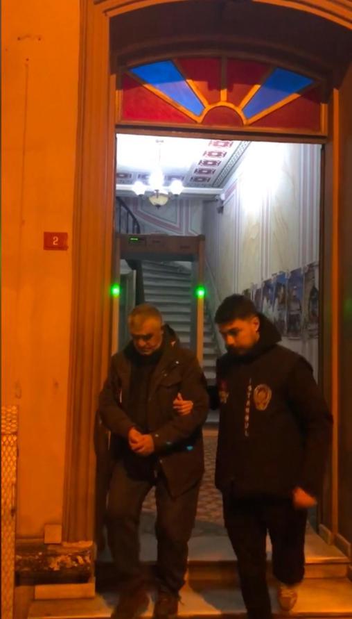 Beyoğlu’nda camide namaz kılıyor gibi yapıp ayakkabı çaldı