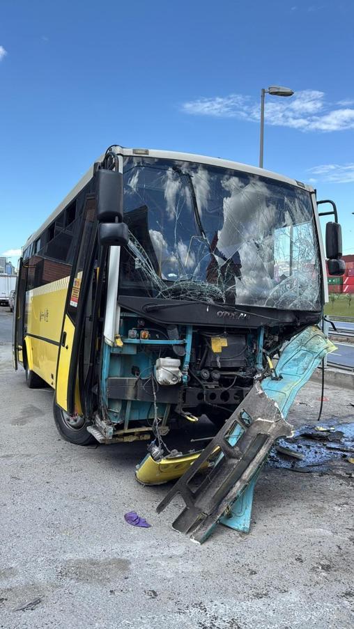 Beylikdüzünde freni boşalan İETT otobüsü TIRa çarptı; kaza kamerada