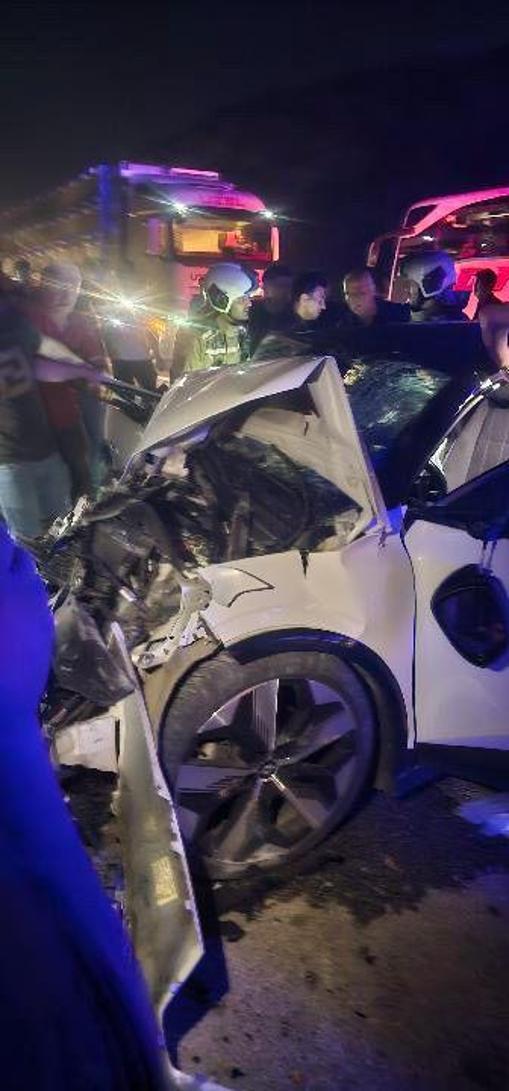 Servis minibüsü ile otomobilin çarpıştığı kaza kamerada: 8 yaralı