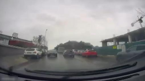 Beylikdüzü’nde ters yönde ilerleyerek trafiği tehlikeye atan sürücü yakalandı