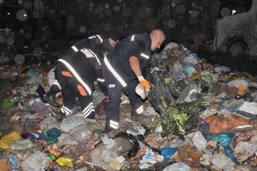 Esenyurtta çöpte bulunan 1 milyon 200 bin liralık altın sahibine teslim edildi