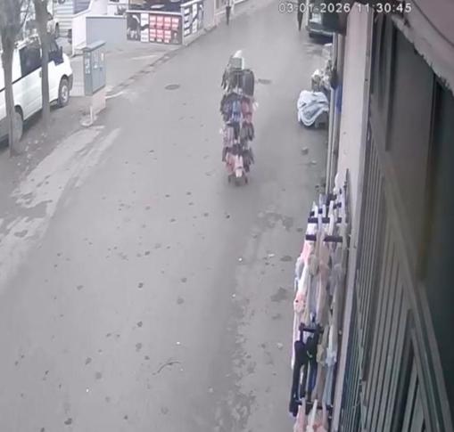 Bursada lodos etkili oldu; reklam tabelaları devrildi