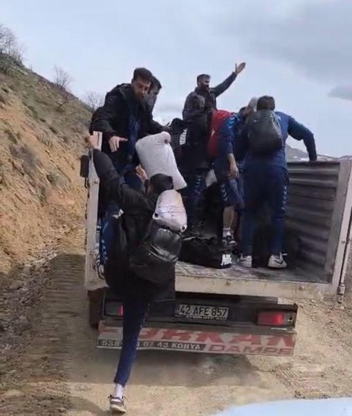 Heyelan nedeniyle 6 gündür kapalı olan Hakkari-Van kara yolu, kontrollü ulaşıma açıldı