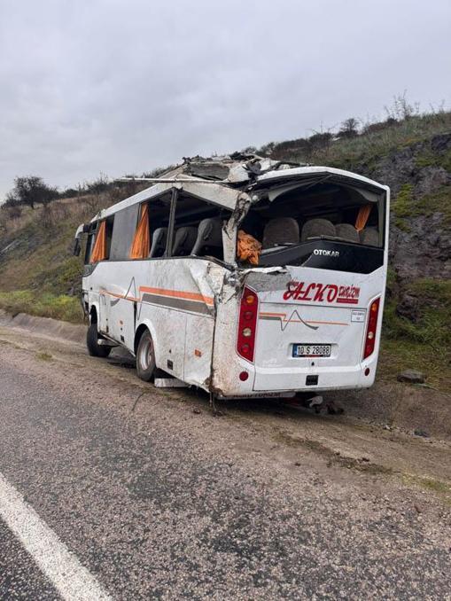 Gönende işçi servis midibüsü kaza yaptı: 4ü ağır, 25 yaralı