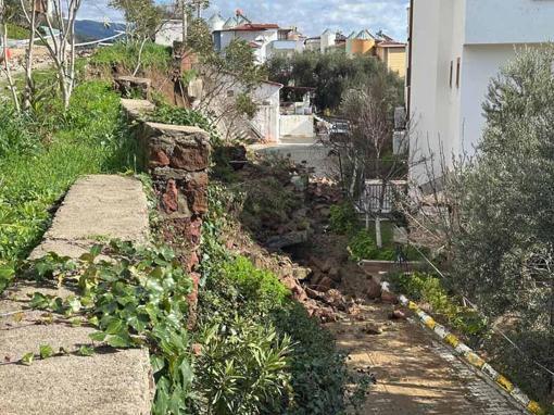 Çanakkale’de sağanak nedeniyle sitenin istinat duvarı çöktü
