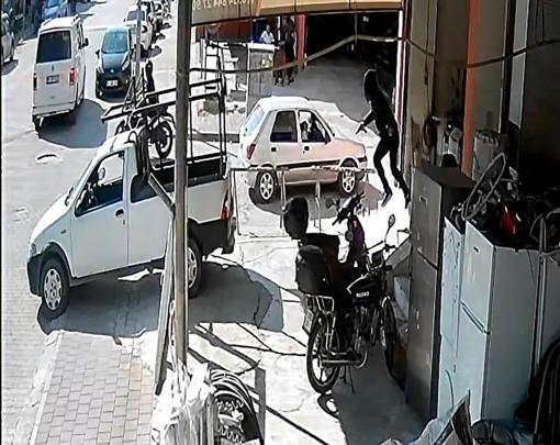 İş yerinde silahlı saldırıya uğrayan PVC ustası ağır yaralandı; o anlar kamerada
