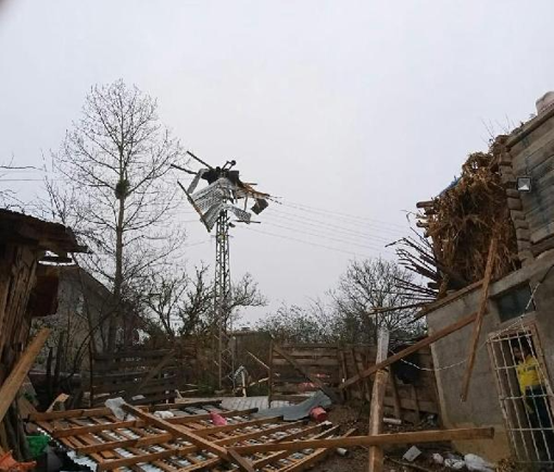 Samsunda fırtına nedeniyle elektrik direkleri devrildi