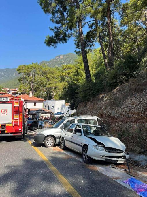 Muğlada tur otobüsü park halindeki araçlara çarptı: 3 ölü 31 yaralı