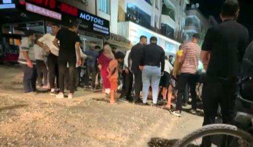 Arkasından yaklaştığı husumetlisini bıçaklayarak öldürdü; cinayet kamerada