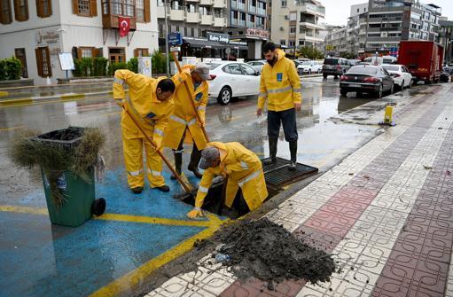 Aydında sağanak nedeniyle bazı yollar suyla doldu