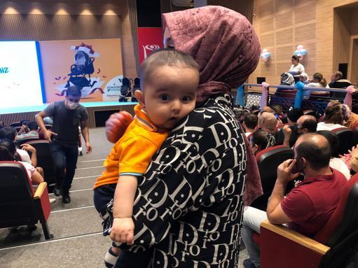 Güngörende ilk kez anne olanlara bebek arabası hediye edildi