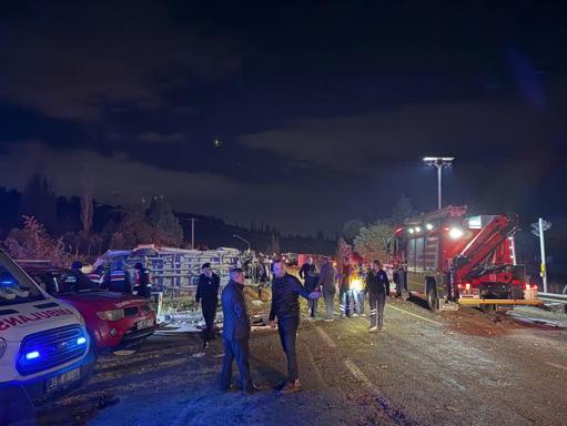 İzmirde 6 araç zincirleme kazaya karıştı: 3 ölü, 7 yaralı