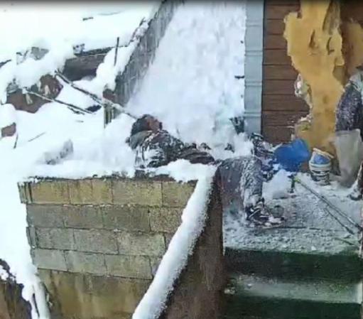 Evinin çatısındaki karları temizlerken düşüp yaralandı