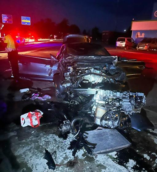 Bariyerlere çarpan otomobilin motoru koptu: 1’i ağır 2 yaralı