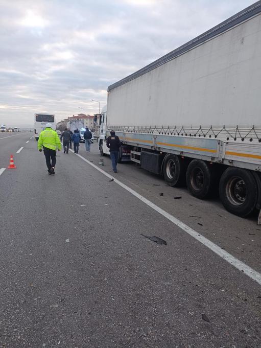 Yolcu otobüsü, park halindeki kamyona çarptı: 2 ölü, 24 yaralı